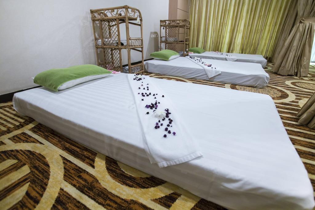 Esperado Lakeview Hotel Yangon Exterior foto