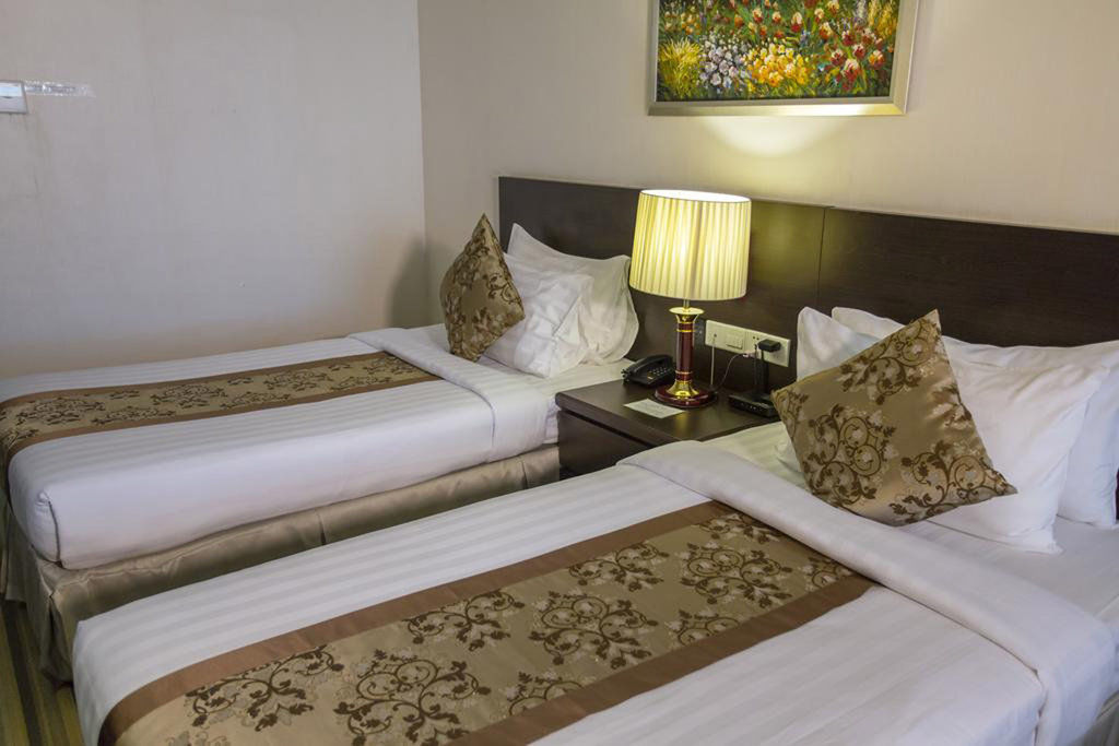 Esperado Lakeview Hotel Yangon Exterior foto