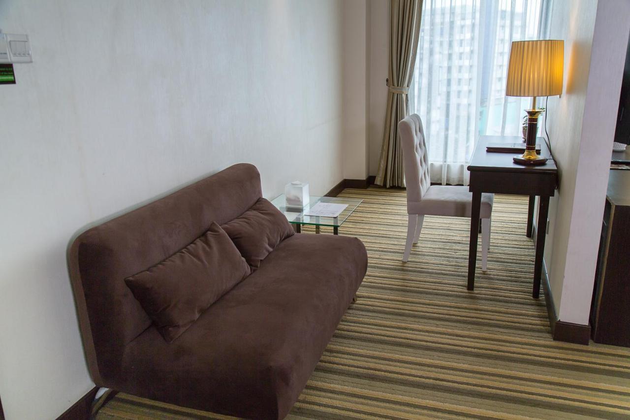 Esperado Lakeview Hotel Yangon Exterior foto