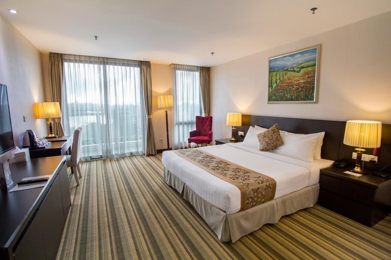 Esperado Lakeview Hotel Yangon Exterior foto