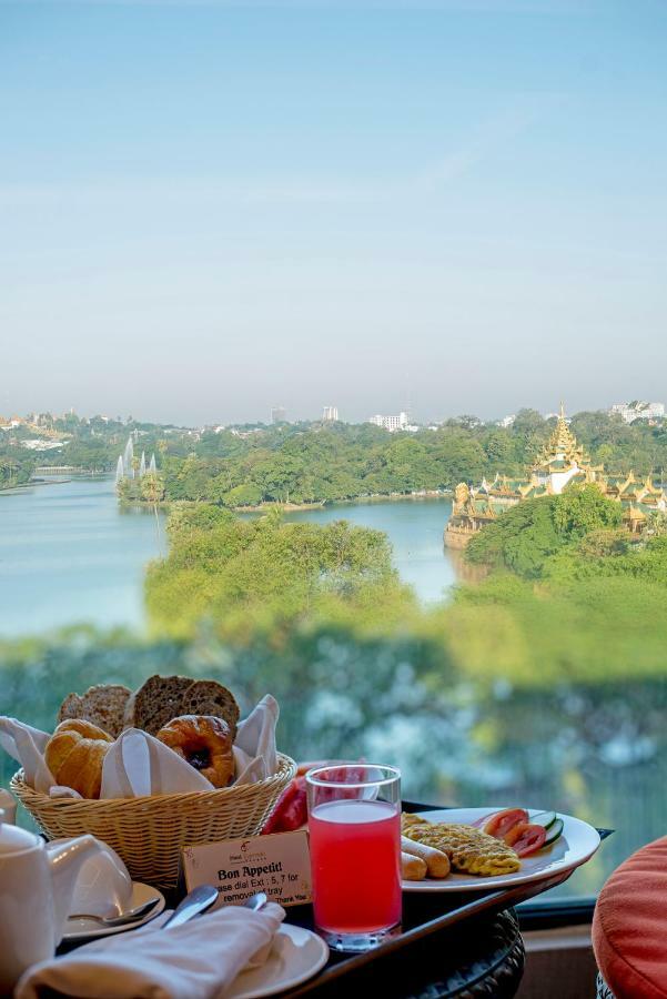 Esperado Lakeview Hotel Yangon Exterior foto