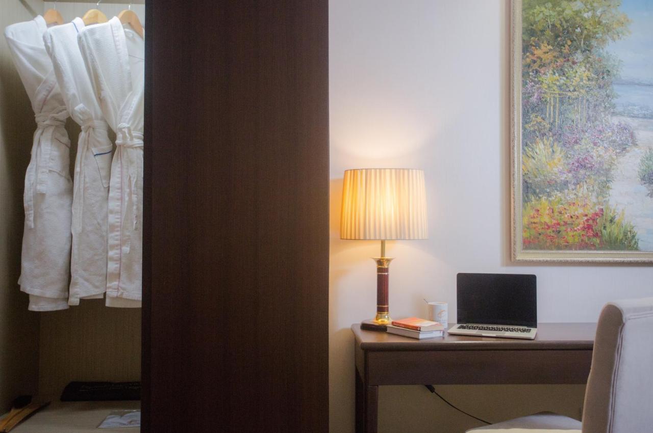 Esperado Lakeview Hotel Yangon Exterior foto